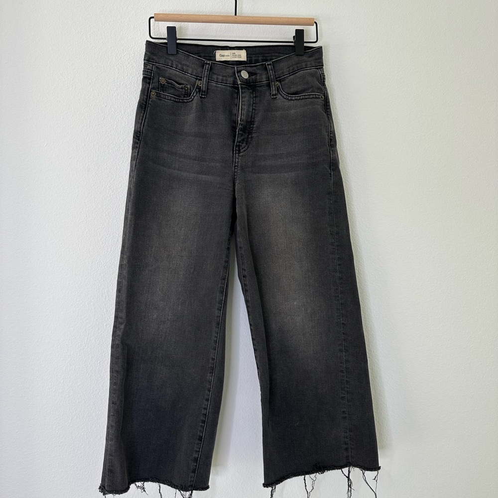 25 regular wide Gap leg capri jean